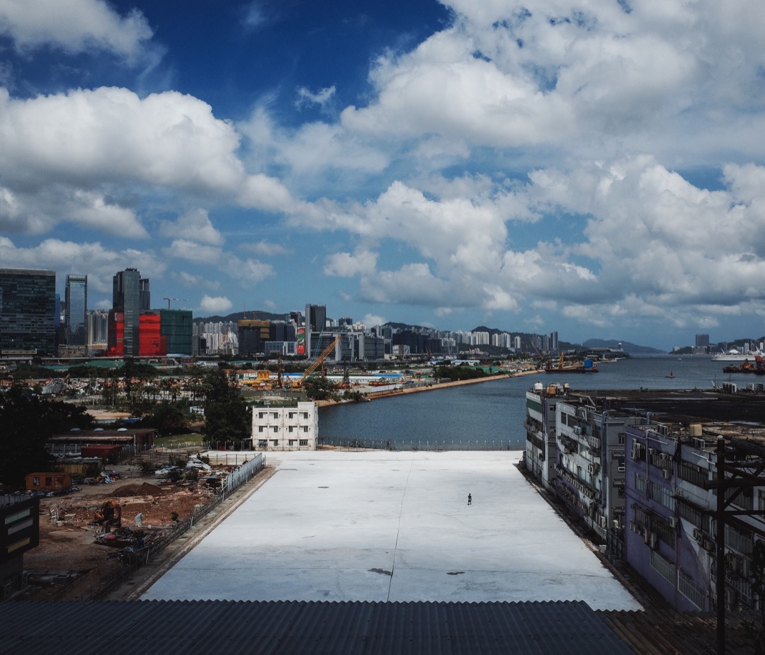 从土瓜湾的天台望向狮子山及下面的启德用地。