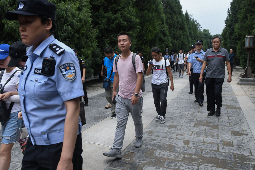 8月5日，陳建民接到警察的電話，要求他理性維權，不要參與非法集會。陳建民知道，非法集會指的是全國難友正在組織中的8月6日進京上訪行動。 圖為2018年8月6日北京，P2P上訪者被警察和保安趕出公園，並帶上公共汽車。