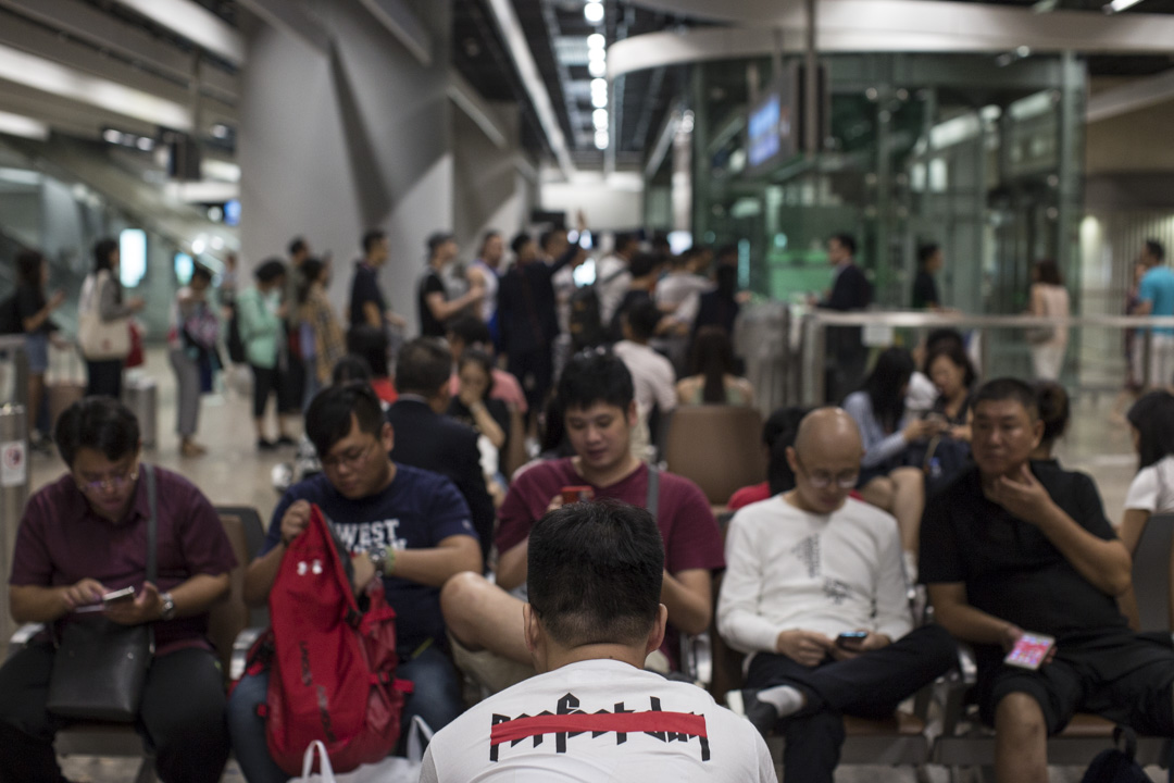 香港西九龍高鐵站的點票閘口旁椅子，乘客等候登車。