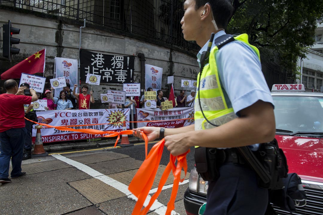 2018年8月14日，香港外國記者會（FCC）邀請陳浩天於午餐會演講，門外有不少反港獨團體到場請願。