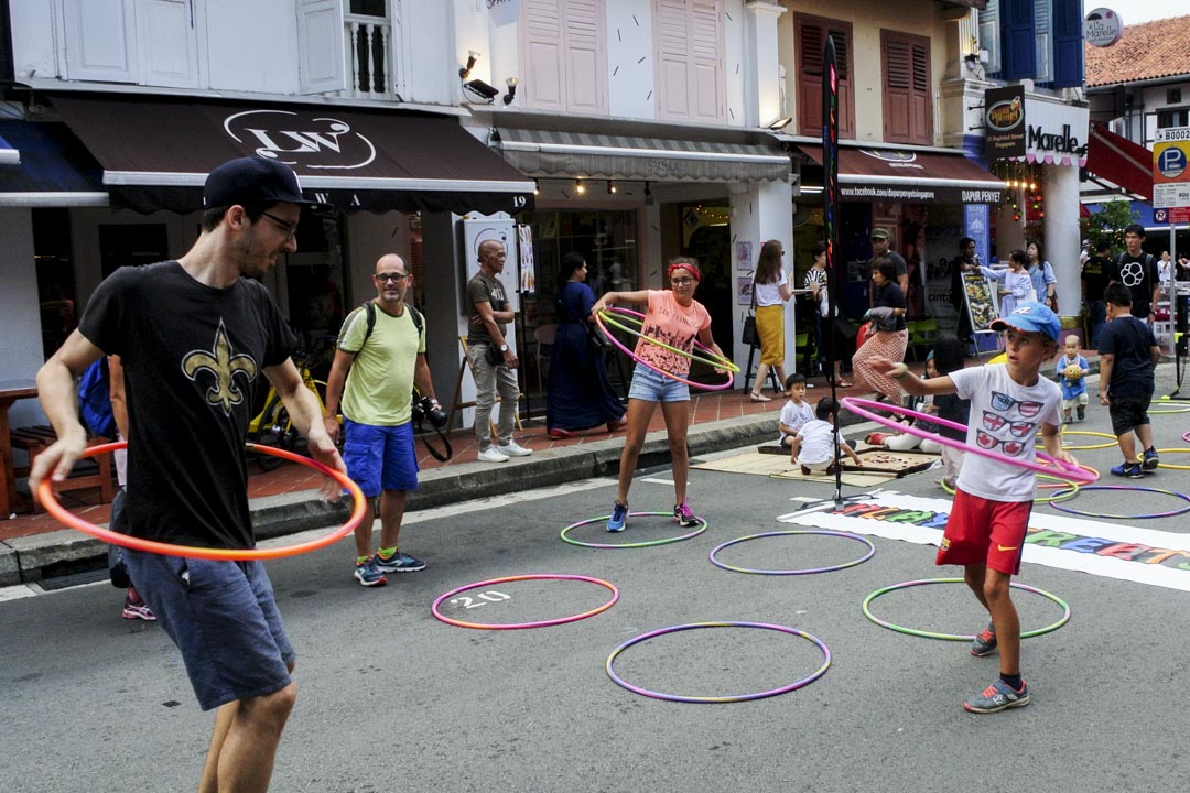 在新加坡巴格达街上的”PlayStreetsSG”活动，由新加坡健康生活协会主办，他们也是新加坡唯一举办封路游戏的组织。