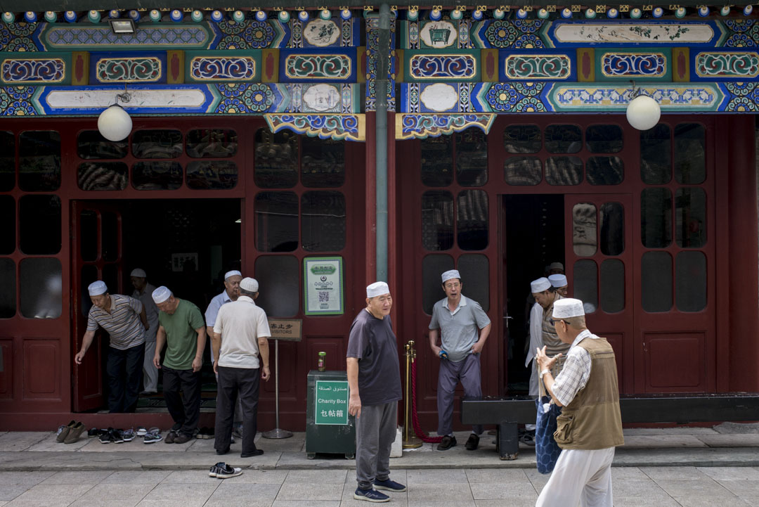 牛街禮拜寺清淨素雅，建築嚴整樸實，廣崇壯麗，不設任何偶像或形象景物，內部裝置簡單。