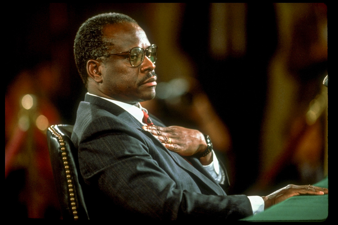 1991年，參議院以52票贊成、48票反對的結果任命托馬斯（Clarence J. Thomas）成為大法官。當時民主黨佔據了參議院的57席，但有11位民主黨參議員投票支持托馬斯。圖為當年托馬斯出席聽證會。