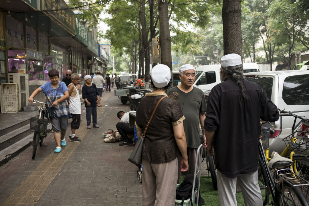 牛街上頭戴白色禮帽的回民很多，他們長得多少和漢民不一樣。