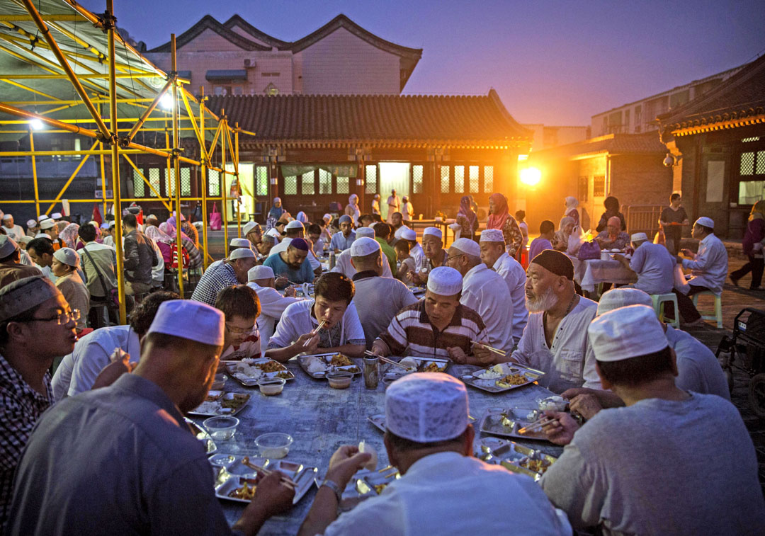 回族一直有聚寺而居的习惯。据考证，北京牛街礼拜寺始建于辽朝统和十四年（996年），宋元以来，礼拜寺吸引了全国各地的大量回族人聚居。图为2014年7月3日，牛街清真寺斋月期间，“回族”穆斯林正在寺内聚餐。