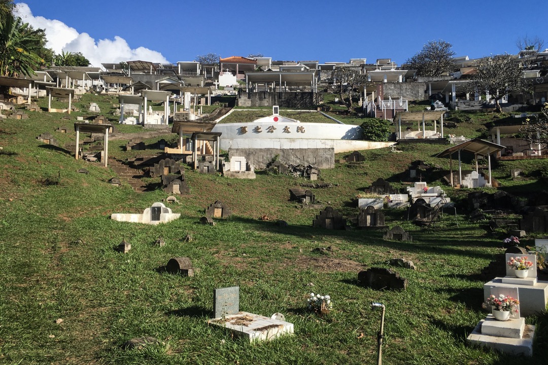 大溪地華人墓園，「沈秀公」的墓塚前。