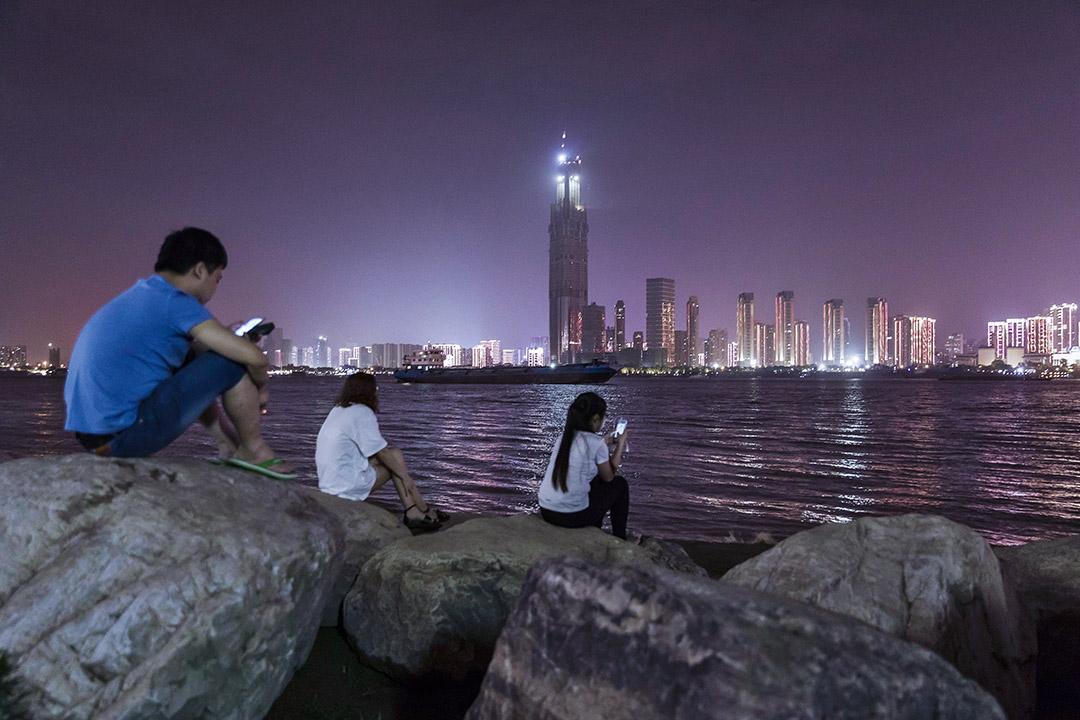 中国经济增长一直以来的反常之处，是投资拉动占异常的高比例。但近几年，消费对经济增长拉动的涨幅明显。图为武汉。