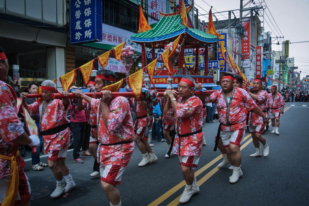 2015年3月7日，台中新丁粄节踩街，在地居民穿客家花布衣，扛轿游街。