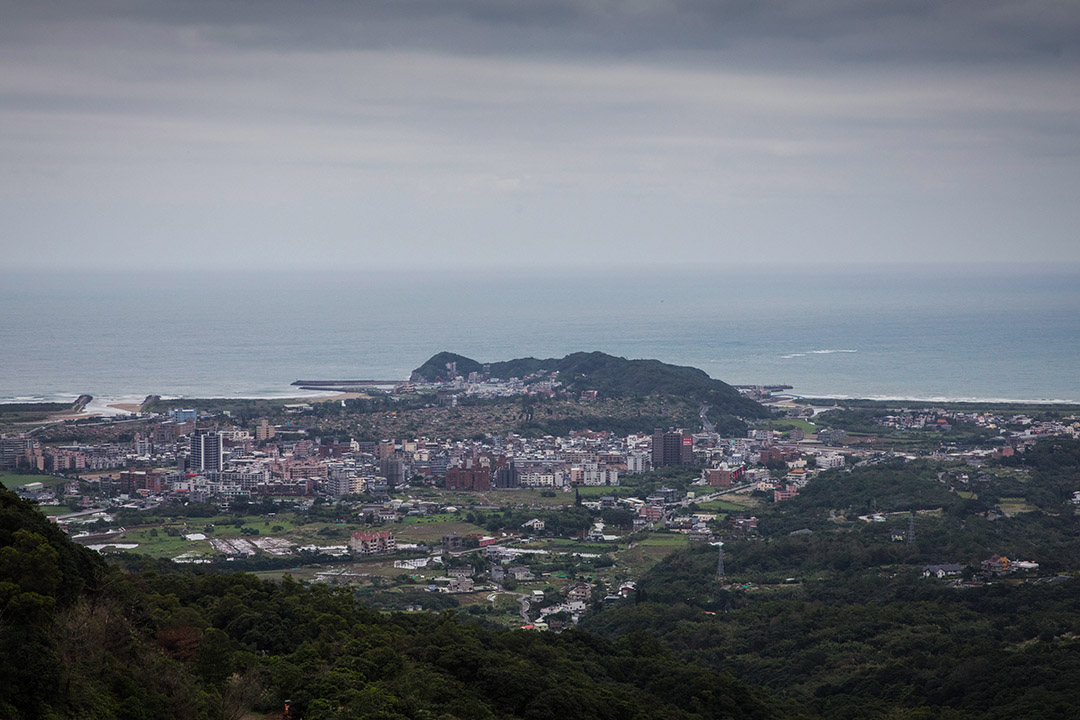 蔡宇轩特地开车到山顶，让学生们俯瞰金山全景，包括位于右侧山后的核电厂。