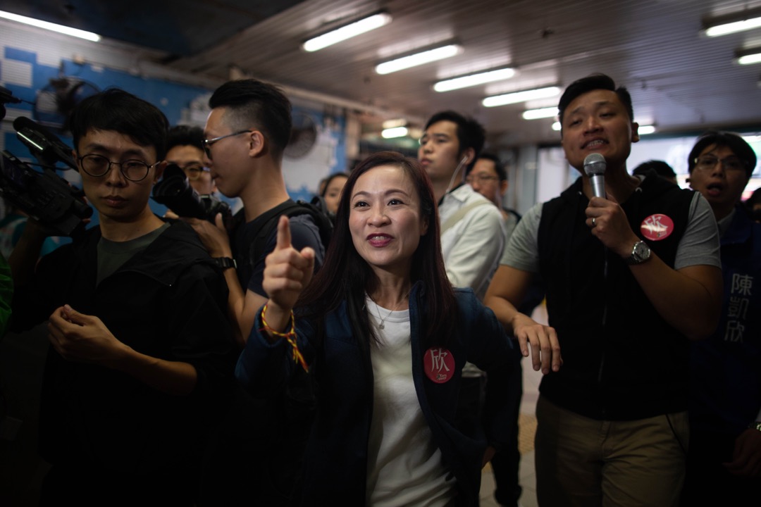 香港立法会九龙西补选当选人陈凯欣，于选举翌日到九龙城街市落区谢票。