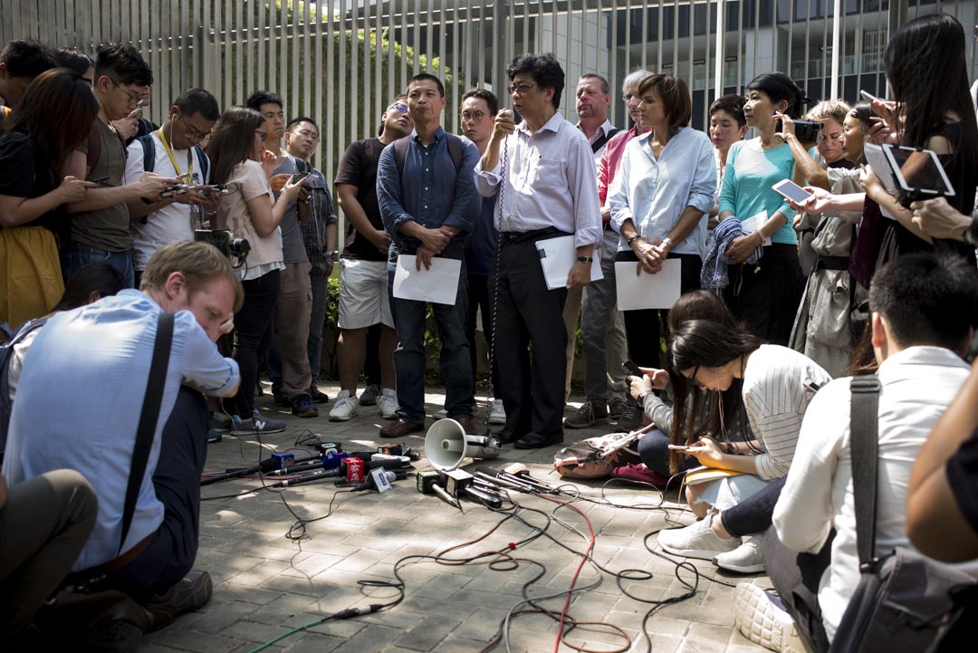 2018年10月8日，外国记者会、香港记者协会、独立评论人协会、国际记协联会、大专新闻教育工作者区会及无国界记者到政府总部请愿，抗议香港外国记者会副主席马凯不获特区政府续发工作签证，团体并递交15000个签名，促请当局撤回决定。