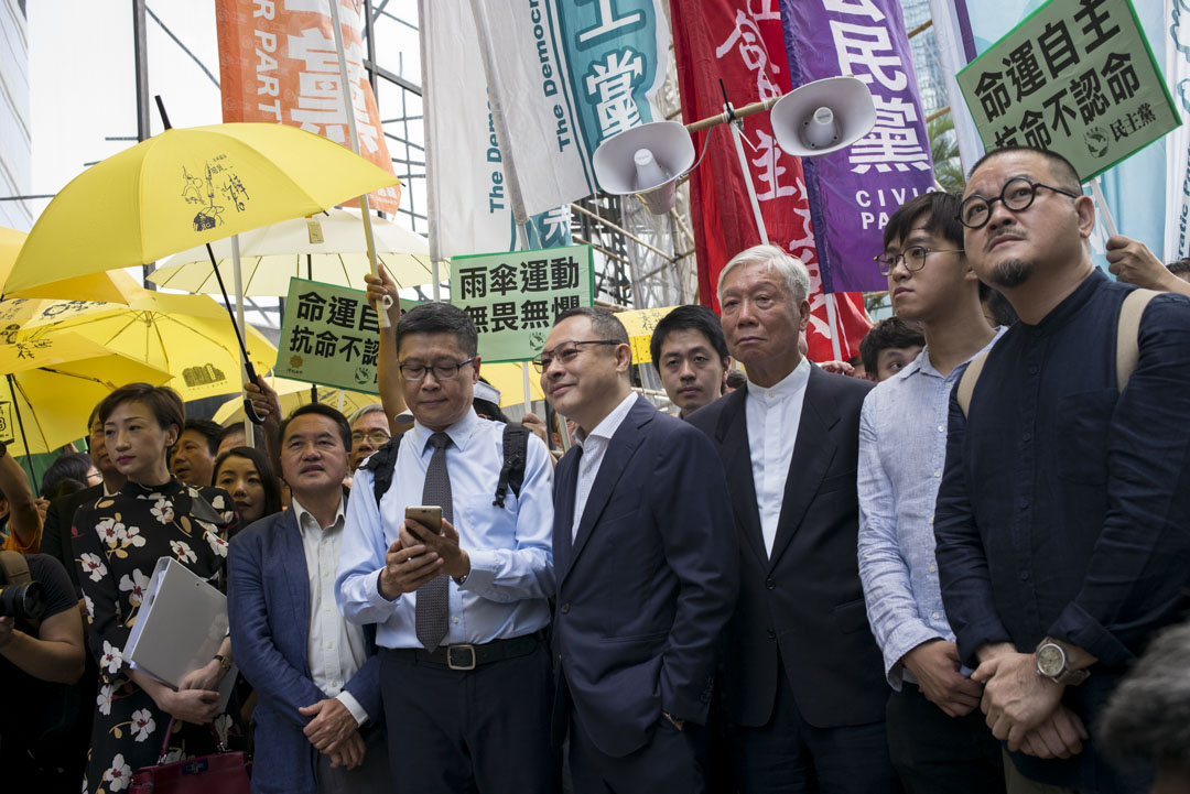 2017年9月19日，“占中九子案”在区域法院提诉，被告包括“占中运动”（即“雨伞运动”）发起人戴耀廷、陈建民、朱耀明、立法会议员陈淑庄、邵家臻、学联前常委张秀贤、钟耀华、社民连黄浩铭及立法会前议员李永达。9人分别被控“串谋作出公众妨扰”、“煽惑他人作出公众妨扰”、“煽惑他人煽惑公众妨扰”共3项罪名。