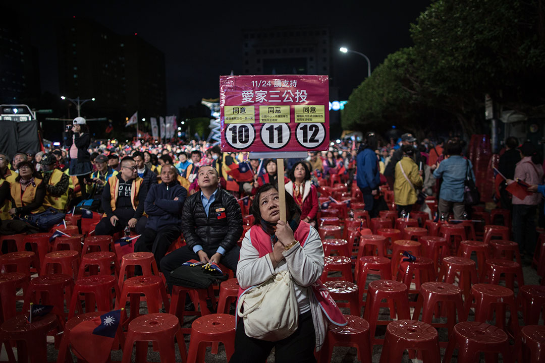 一名愛家公投的支持者在國民黨的造勢晚會上。