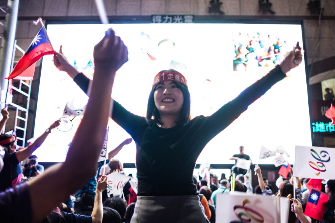 2018年11月23日，台灣高雄市，國民黨候選人韓國瑜舉行開票活動，支持者看到票數攀升，興奮慶祝。