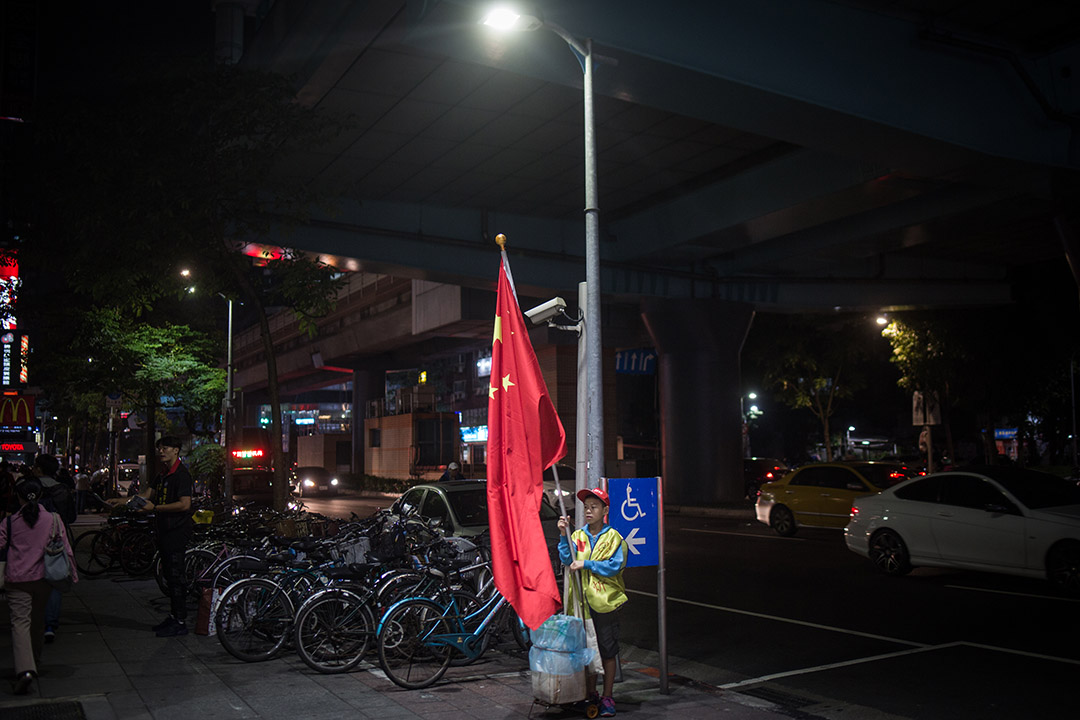 2018年11月21日，郑建炘的小儿子在捷运站前举起五星旗。