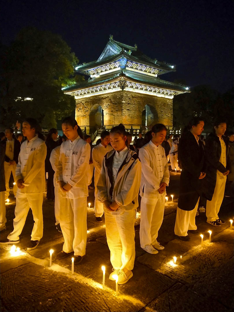 2018年10月31日，湖北省十堰市武当山玉虚宫，武当武术爱好者和当地居民参加悼念金庸活动。