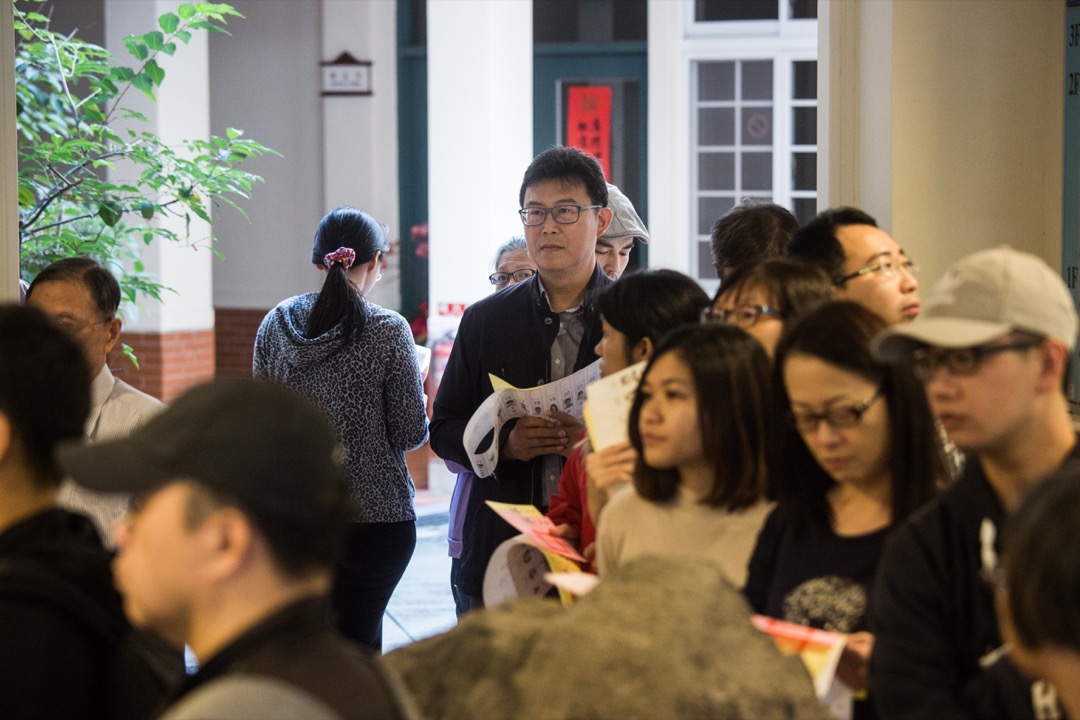 2018年11月24日，台湾举行地方选举，市民到票站投票。