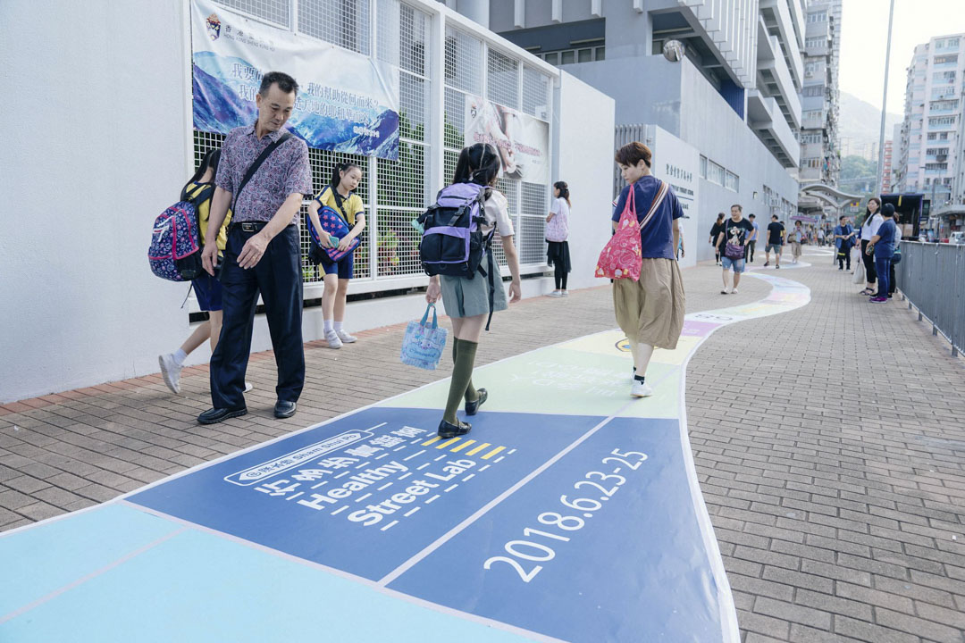 2018年夏天一个周五的下课时间，深水埗东沙岛街一间小学外的行人道变身游乐实验场。