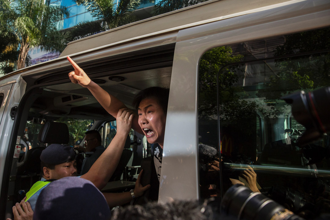 2017年7月1日，社民连黄浩铭于香港回归二十周年升旗礼中抗议，被警方拘捕并带上警车。