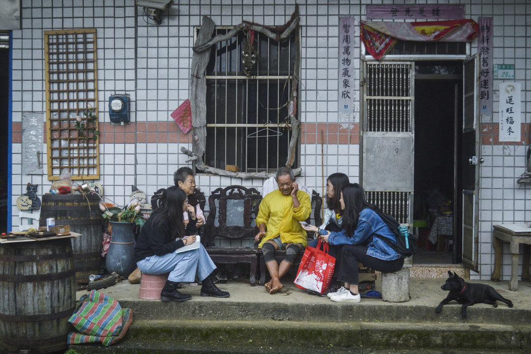 学生们在贡寮福隆访问反核的当地居民。