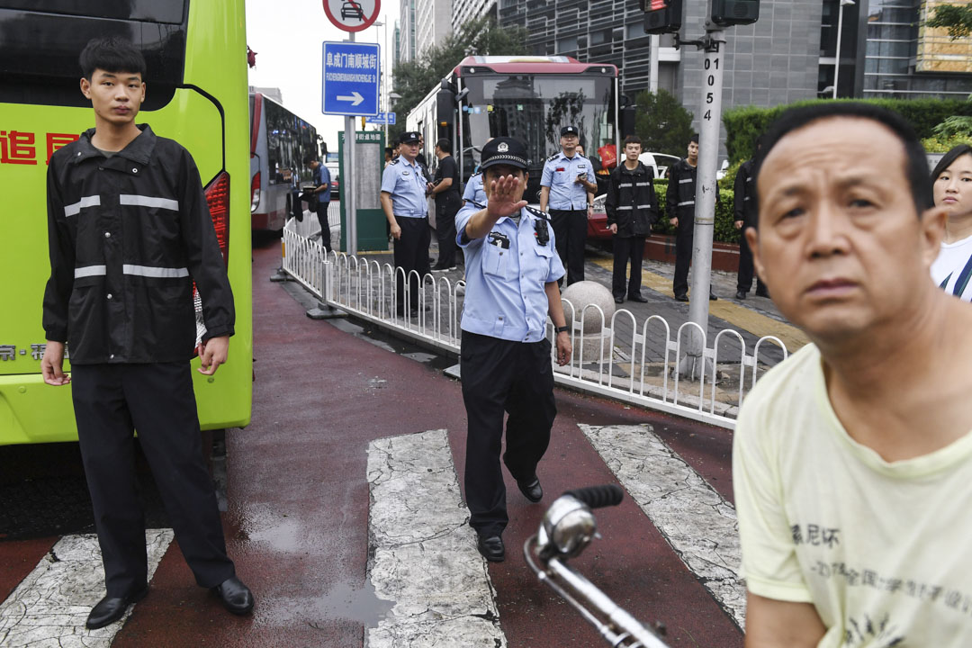 2018年8月6日，北京因P2P遭受损失而到金融街请愿的上访者，被警察带上公共汽车并被赶出北京。