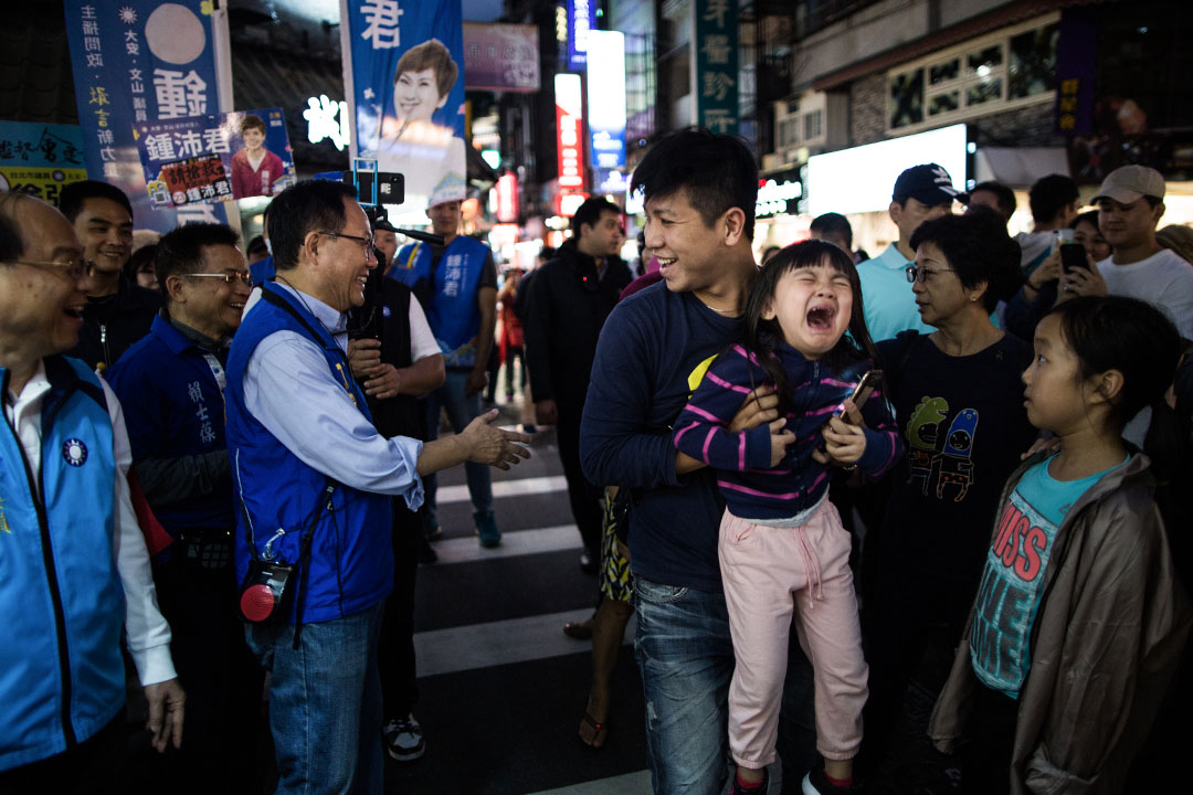 台北市长候选人丁守中在永康商圈扫街拜票。