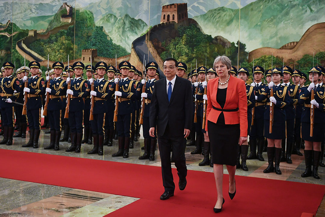 2018年1月31日，英国首相特雷莎·梅与中国总理李克强在北京人民大会堂举行的欢迎仪式上。