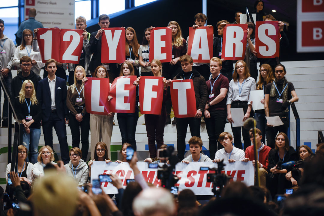 2018年12月14日，“COP24”联合国的气候大会期间，波兰学生举著标语牌和横幅到场抗议。