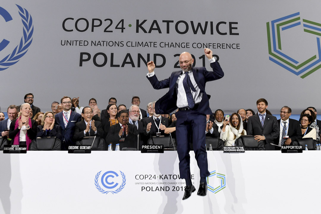 2018年12月15日，“COP24”联合国的气候大会最终达成协议，大会主席库尔提兴奋得跳起。