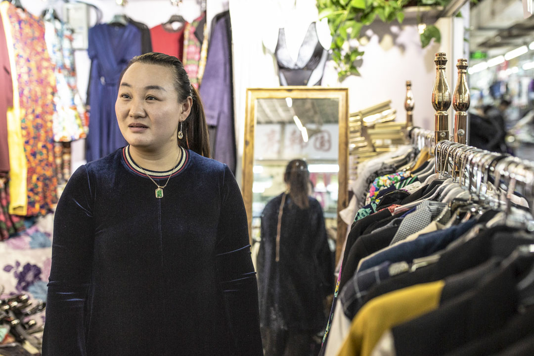 李会云在天缘市场地下二层卖女装，过去两年“拆墙打洞”整治行动令其四次搬迁，去年10月在天缘市场找到一个摊位，可刚过一年，又要关了。