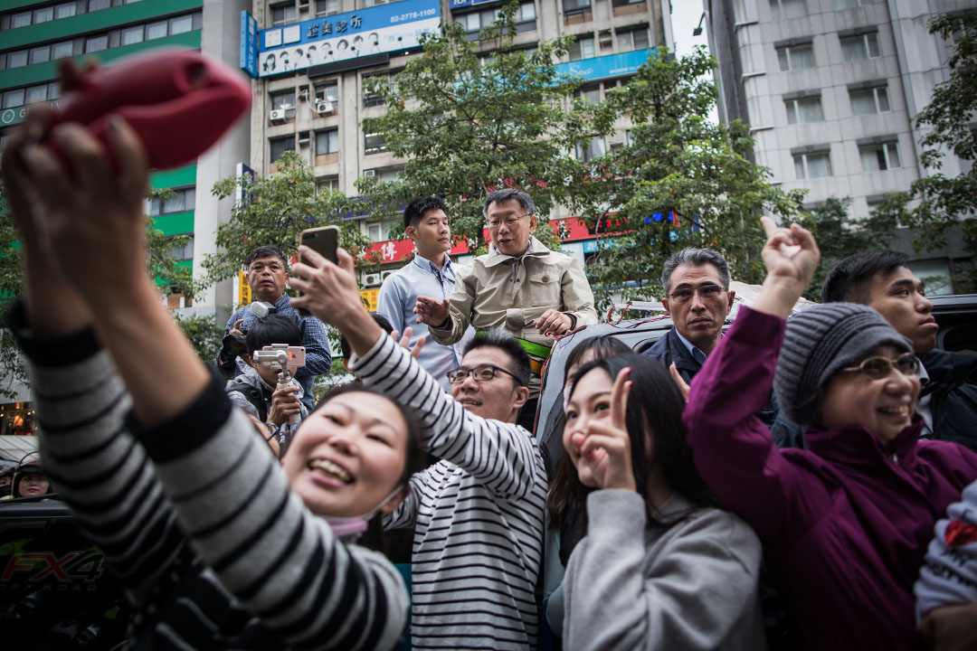 2018年11月23日，柯文哲在选前的宣传活动上，市民争相为他拍照。