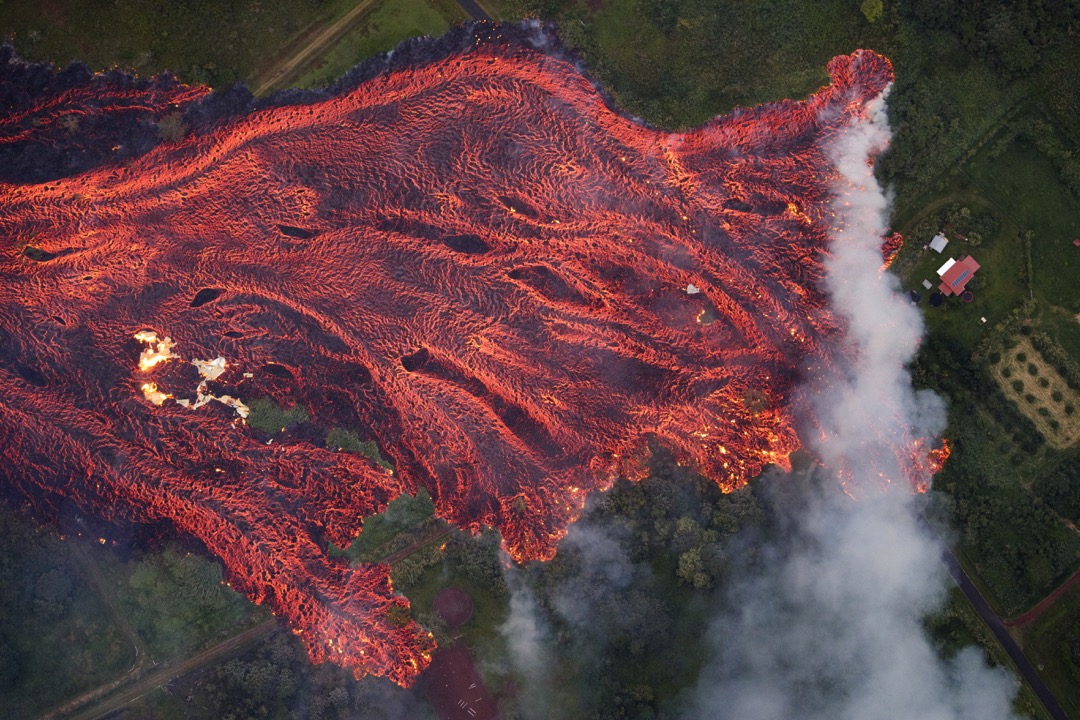 2018年5月6日，美國夏威夷基拉韋厄（Kilauea）火山噴發，熔岩從地面裂縫不斷滲出。當地宣佈進入緊急狀態，疏散約1,700名居民。