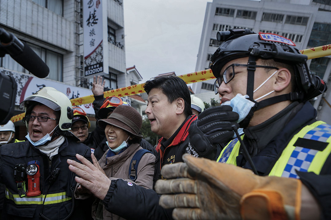 傅崐萁因涉入内线交易炒作合机电线电缆公司股票，经14年缠讼，法院判决8月徒刑定谳。 图为2018花莲地震时傅崐萁到灾区视察。