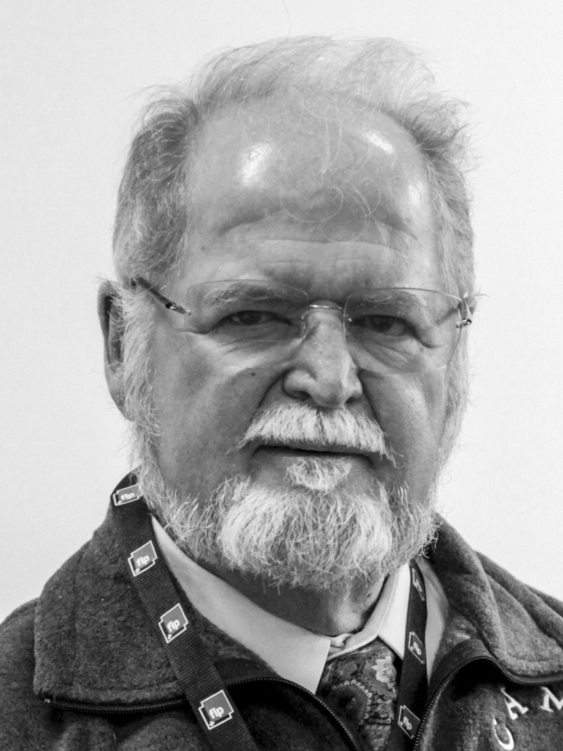 Larry Niven。