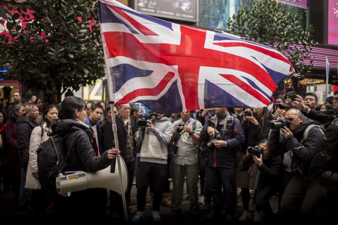 有港独人士手持英国国旗出现在东角道。