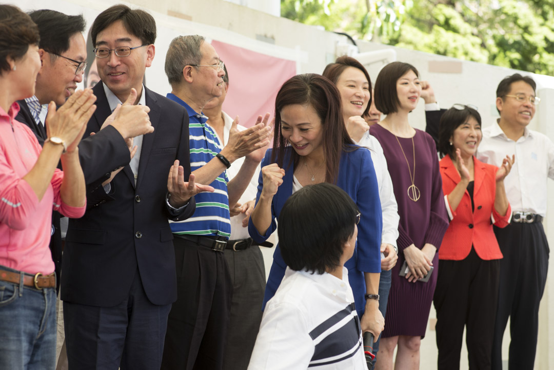 2018年10月4日，陈凯欣报名参选立法会九龙西补选前举行造势大会，建制派跨政团支持。