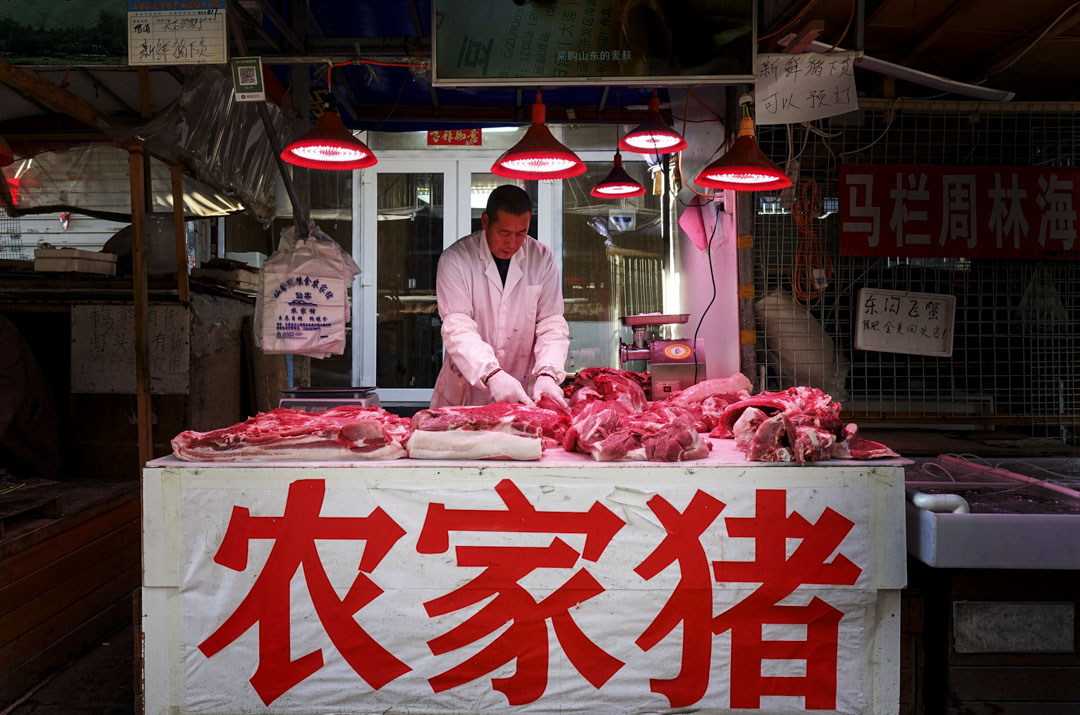 中国是猪⾁生产和消耗大国，每年消费580万吨猪肉。图为2018年10月13日，辽宁一个猪肉档，受非洲猪瘟疫情影响，生意下降。