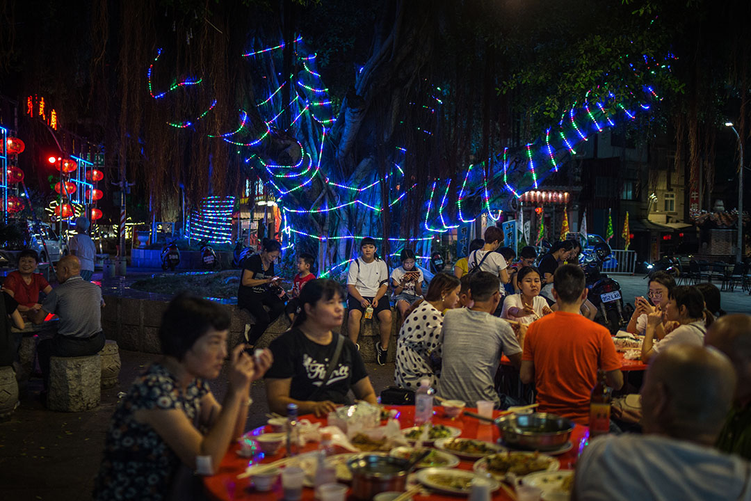 市场摊商表示，金门一般居民、小吃店使用的猪肉，许多都已是来自台湾的冷冻猪肉。 图为金门食肆。