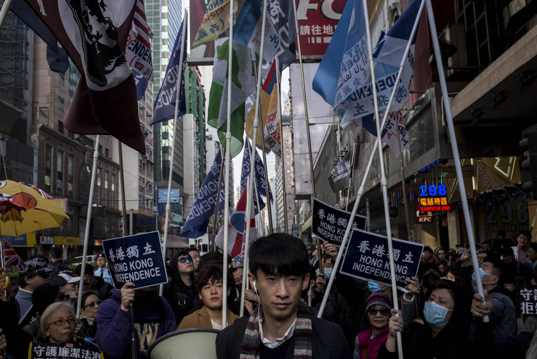 香港民族陣綫發言人梁頌恆與港獨遊行隊伍。