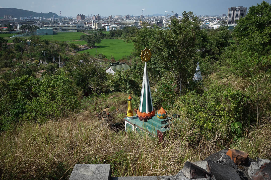 复鼎金公墓原本位于高雄县、市交界的边陲地带，但在县市合并之后，反倒成为大高雄的“中心”。