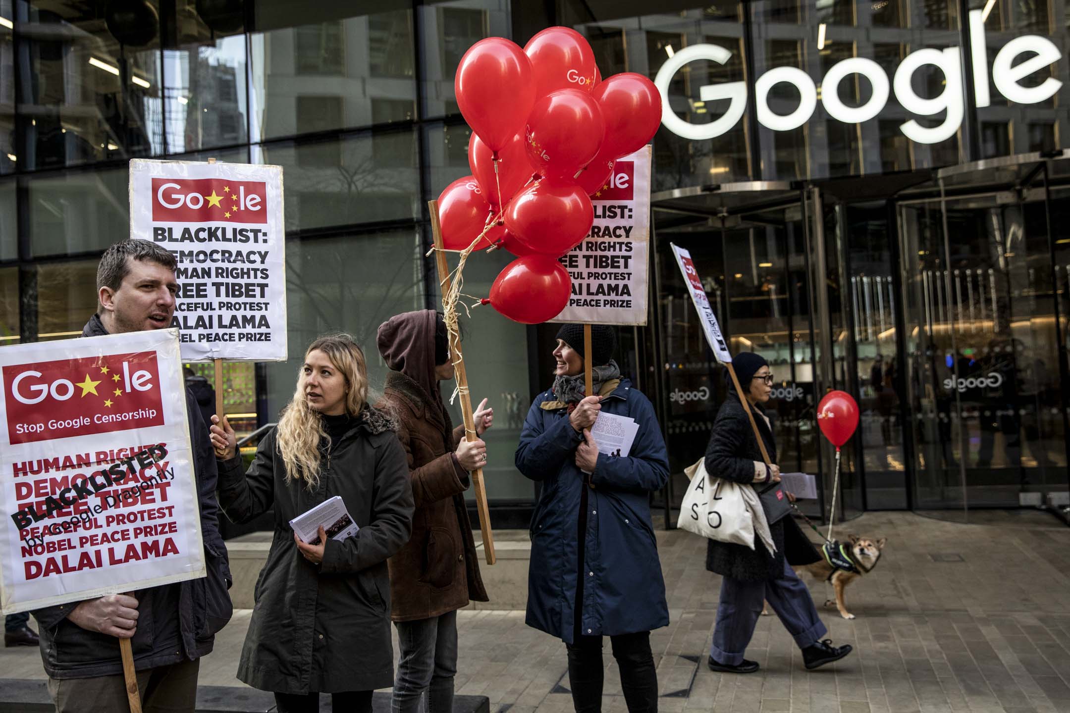 2019年1月18日，英国伦敦的Google办公室外，有维权人士举行示威要求Google停止为中国开发代号Droganfly的审查搜索引擎。