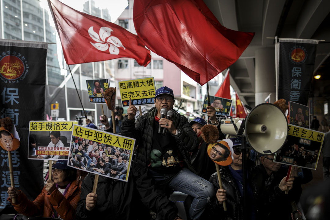 “保卫香港力量”示威者对参加民阵元旦游行的示威者作出指骂。