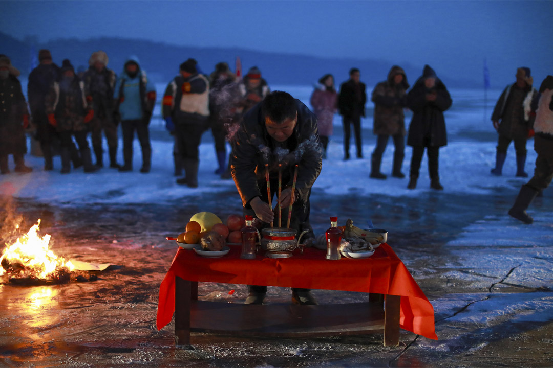 漁民在冬捕前，進行祭湖醒網儀式，祭祀天父、地母、湖神，祈佑萬物生靈永續繁衍，族人平安，並祈禱每網入湖，多出「紅網」。