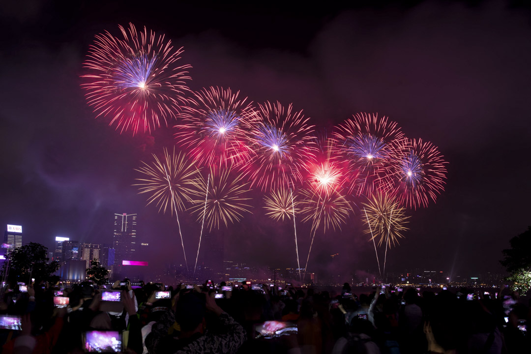 大年初二，市民在添馬公園觀賞賀歲煙花。