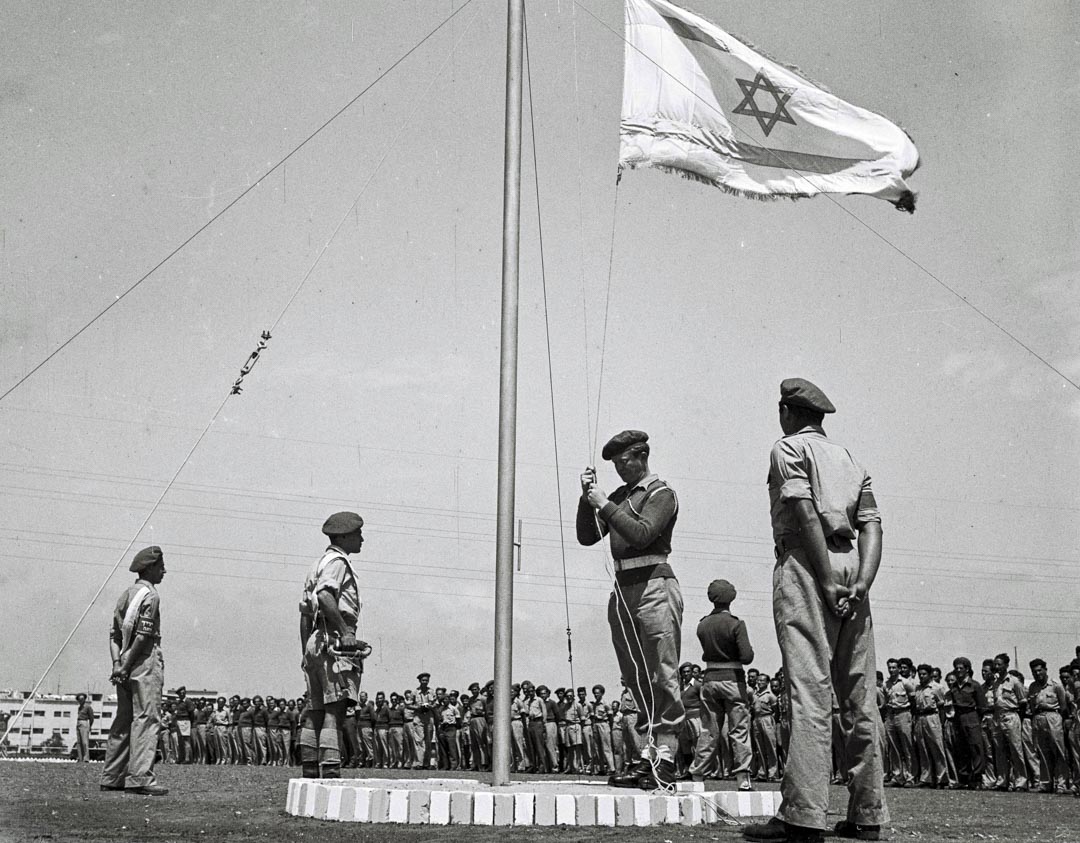 1948年4月27日，以色列國防軍訓練基地上，升起一面以色列國旗。