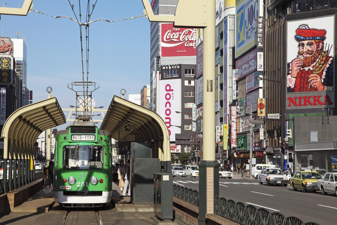 日本北海道札幌街区“薄野”。