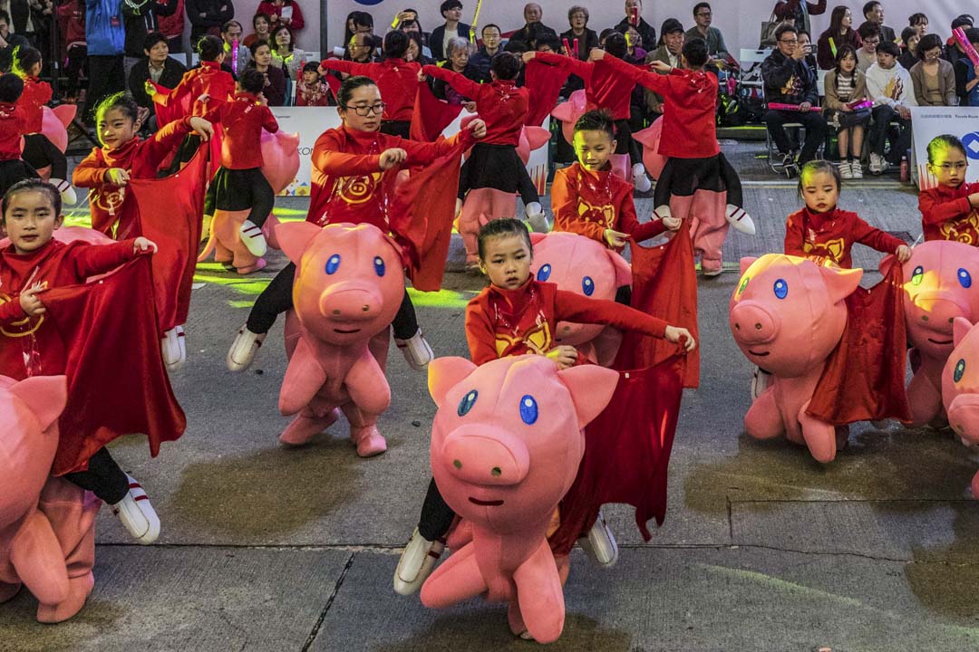 大年初一，尖沙咀的花车汇演，孩子在跳舞。