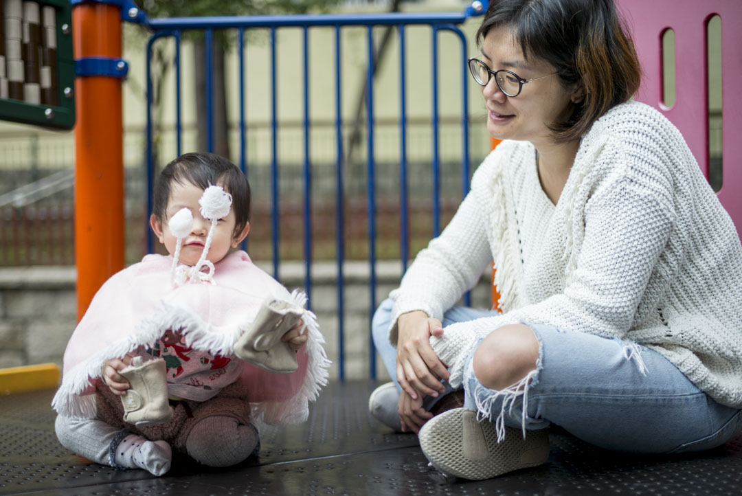 政府對養兒育女的政策缺乏承擔，令育兒重擔落在家庭之中——而女性首當其衝，一方面歌頌母職之偉大，另一方面只提供微乎其微的支援，令女性困守家庭的處境難以改善。丘梓蕙與女兒在遊樂場玩樂。