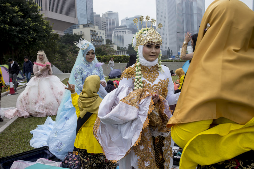 香港政府於1973年開放外傭輸港，大批菲律賓籍婦女來港成為家務工。自此外傭成為香港家庭中常見的照顧者，如今在港的36萬外籍傭工除了菲律賓外，還有包括印尼等亞洲國家。