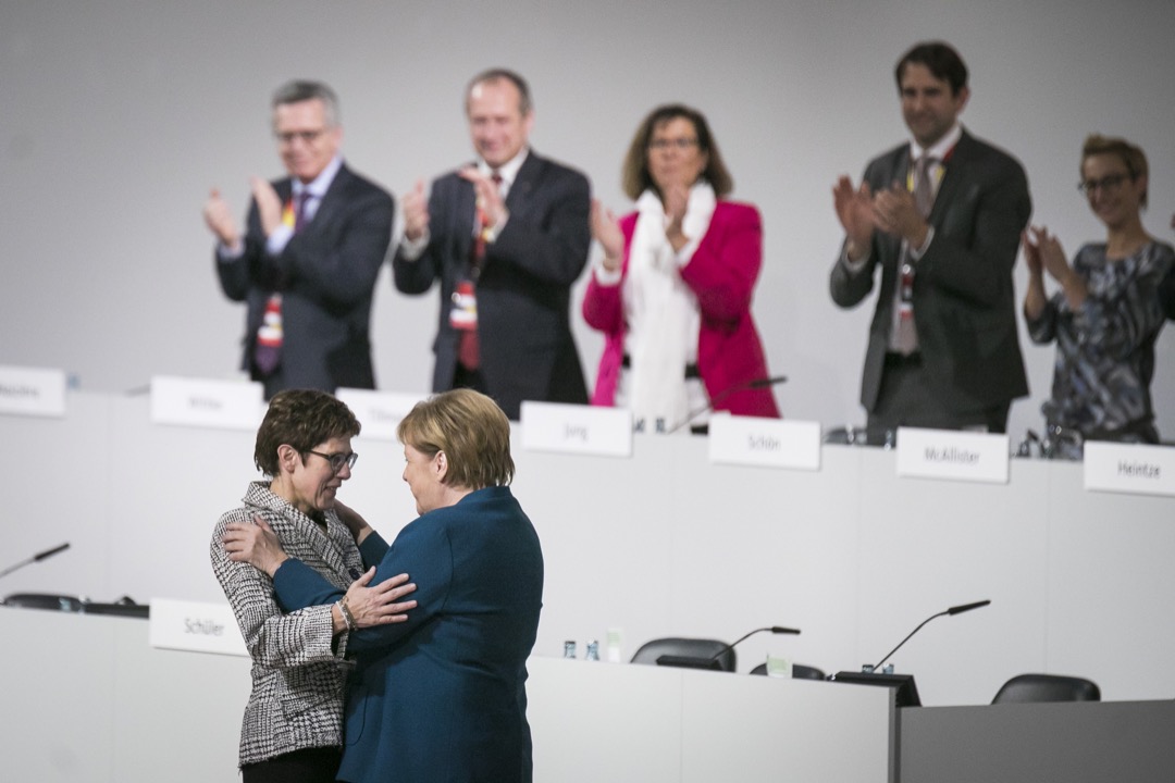 12月7日，基民盟党代会选举卡伦鲍尔（Annegret Kramp-Karrenbauer）担任新的党主席，她常被人称作“小默克尔”，也是最符合默克尔心愿的继任者。